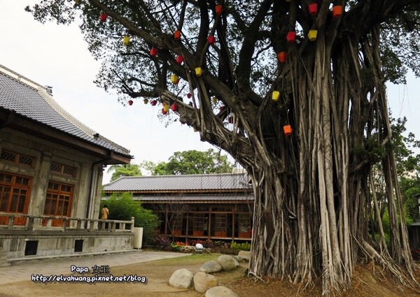 台中｜東區 第四市場興建於1932年，日式建築外觀搭配很在地工業風格 來喝咖啡吧!