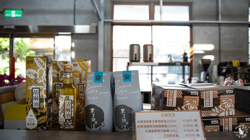 台中｜東區 第四市場興建於1932年，日式建築外觀搭配很在地工業風格 來喝咖啡吧!