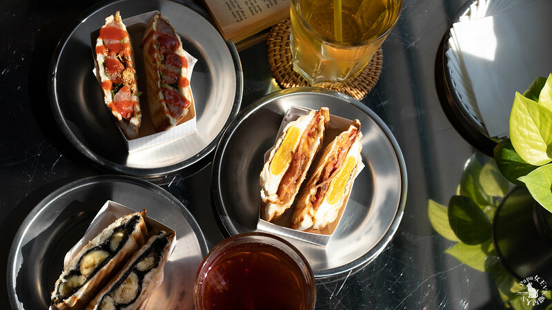 台中｜東區 第四市場興建於1932年，日式建築外觀搭配很在地工業風格 來喝咖啡吧!