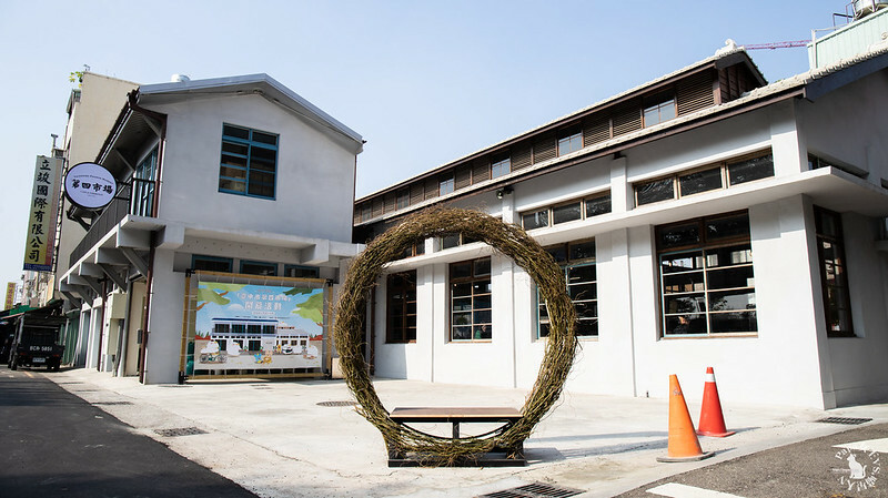 台中｜東區 第四市場興建於1932年，日式建築外觀搭配很在地工業風格 來喝咖啡吧!