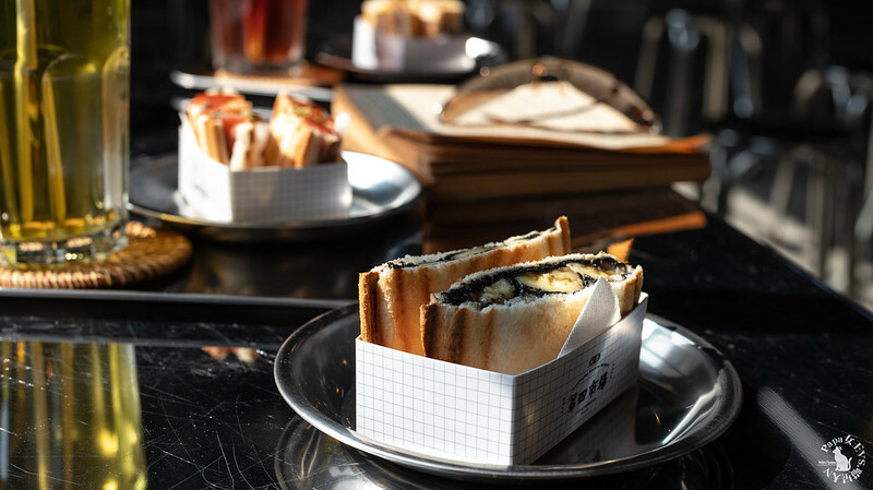 台中｜東區 第四市場興建於1932年，日式建築外觀搭配很在地工業風格 來喝咖啡吧!