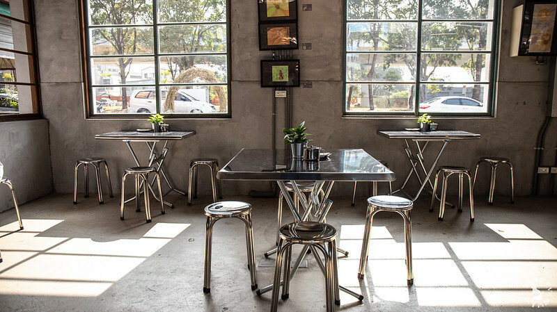 台中｜東區 第四市場興建於1932年，日式建築外觀搭配很在地工業風格 來喝咖啡吧!