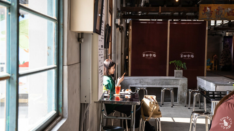台中｜東區 第四市場興建於1932年，日式建築外觀搭配很在地工業風格 來喝咖啡吧!