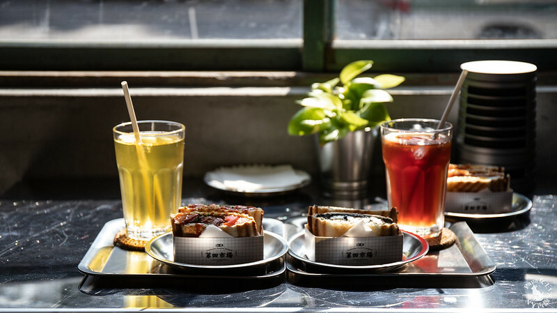 台中｜東區 第四市場興建於1932年，日式建築外觀搭配很在地工業風格 來喝咖啡吧!