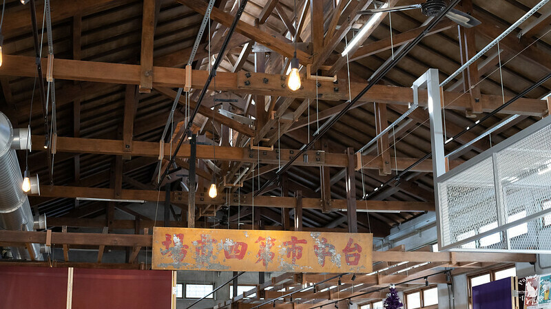 台中｜東區 第四市場興建於1932年，日式建築外觀搭配很在地工業風格 來喝咖啡吧!