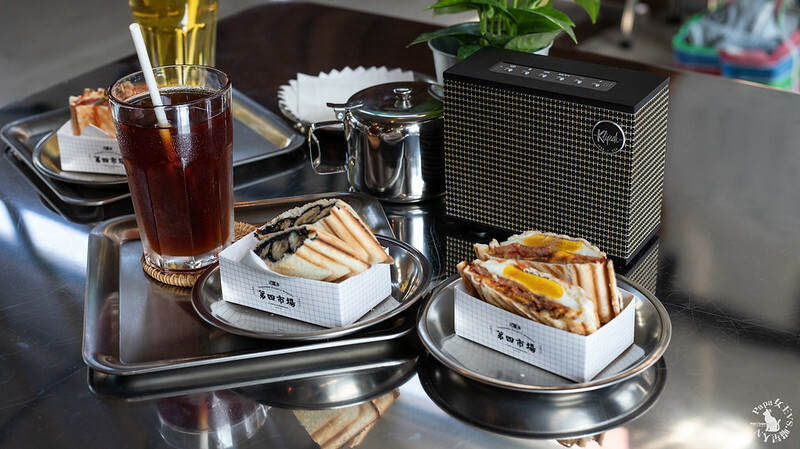 台中｜東區 第四市場興建於1932年，日式建築外觀搭配很在地工業風格 來喝咖啡吧!