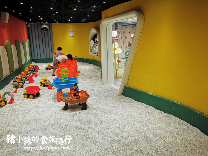 高雄。前鎮》建築樂園 – 高雄夢時代館(銀河時代)