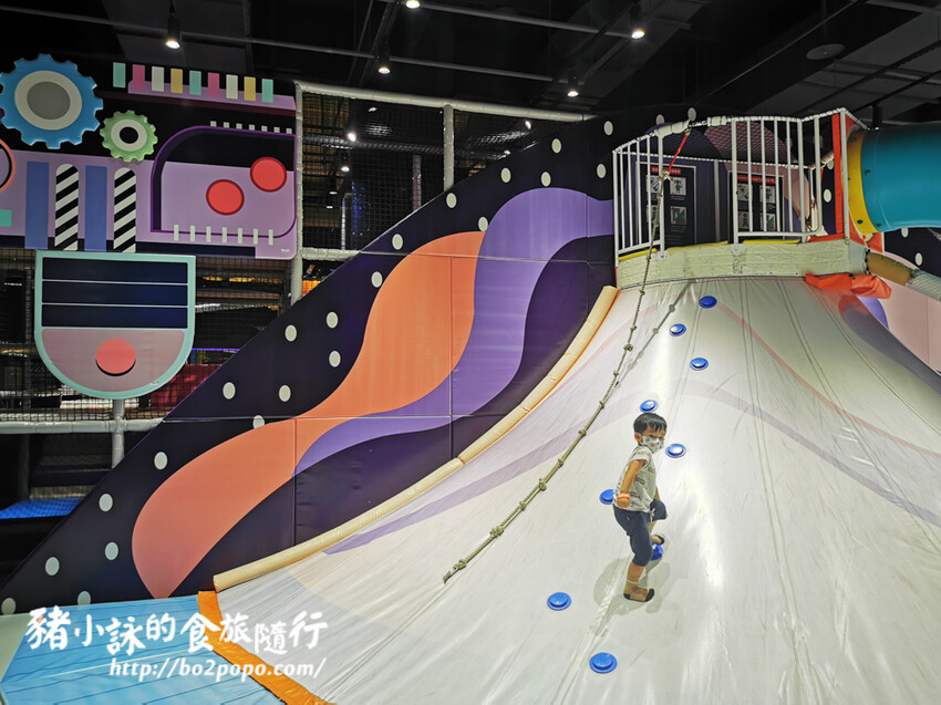 高雄。前鎮》建築樂園 – 高雄夢時代館(銀河時代)