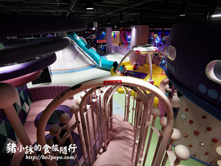 高雄。前鎮》建築樂園 – 高雄夢時代館(銀河時代)