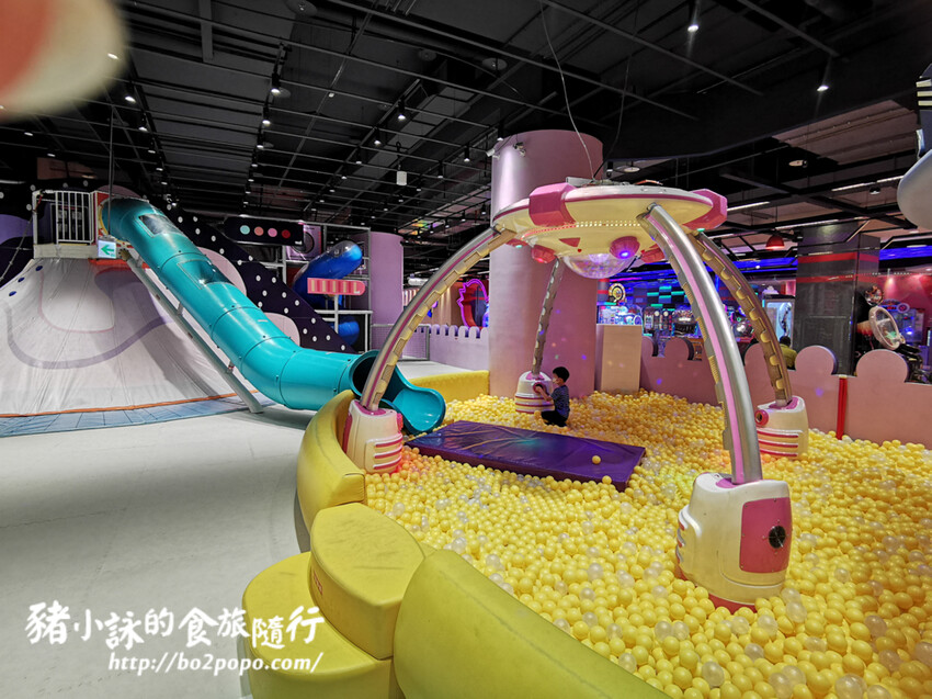 高雄。前鎮》建築樂園 – 高雄夢時代館(銀河時代)