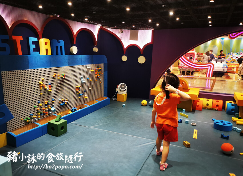 高雄。前鎮》建築樂園 – 高雄夢時代館(銀河時代)