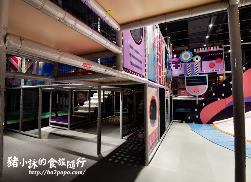 高雄。前鎮》建築樂園 – 高雄夢時代館(銀河時代)