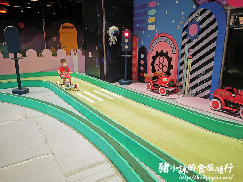 高雄。前鎮》建築樂園 – 高雄夢時代館(銀河時代)