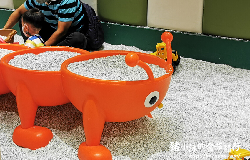 高雄。前鎮》建築樂園 – 高雄夢時代館(銀河時代)