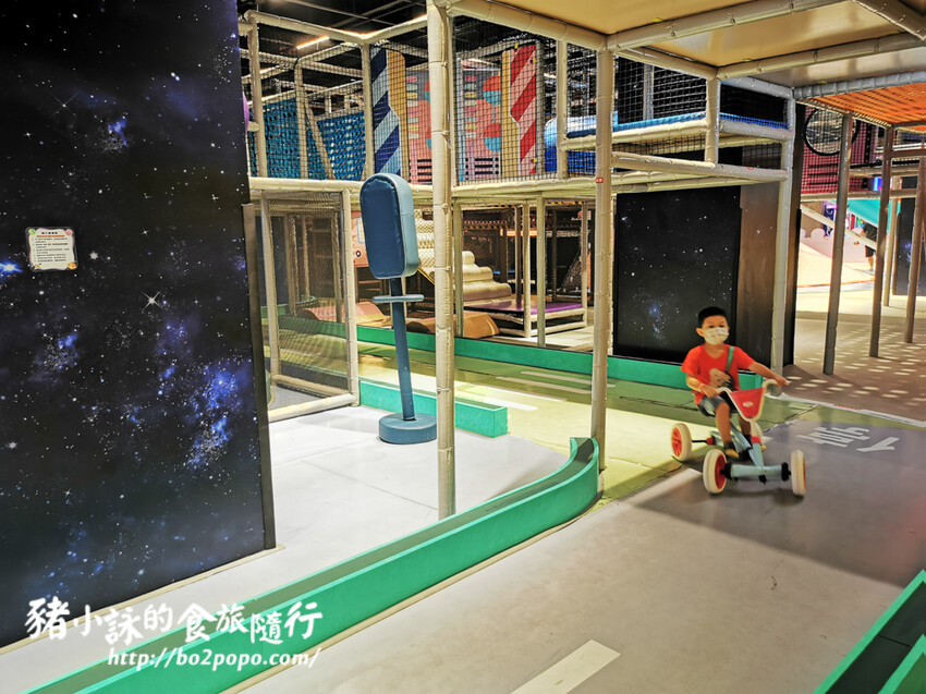 高雄。前鎮》建築樂園 – 高雄夢時代館(銀河時代)