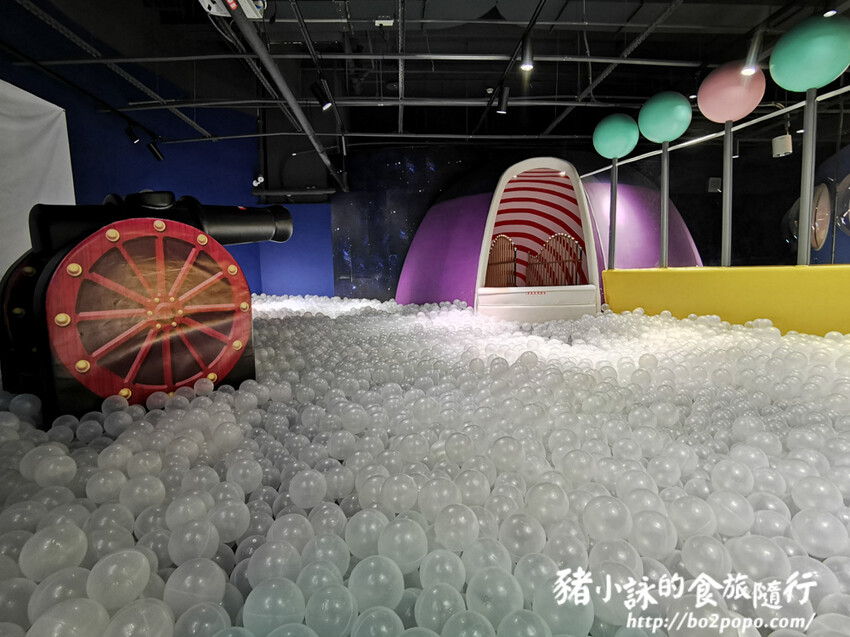 高雄。前鎮》建築樂園 – 高雄夢時代館(銀河時代)