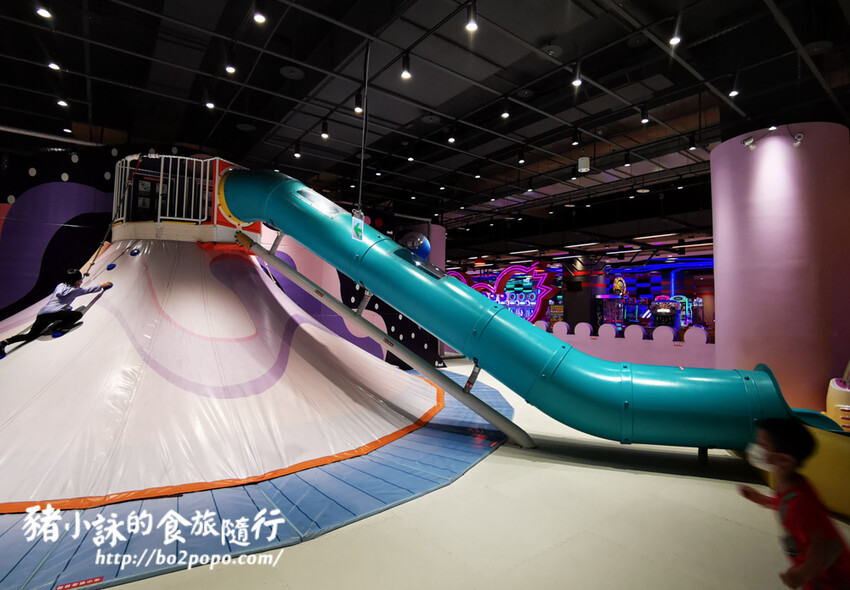 高雄。前鎮》建築樂園 – 高雄夢時代館(銀河時代)