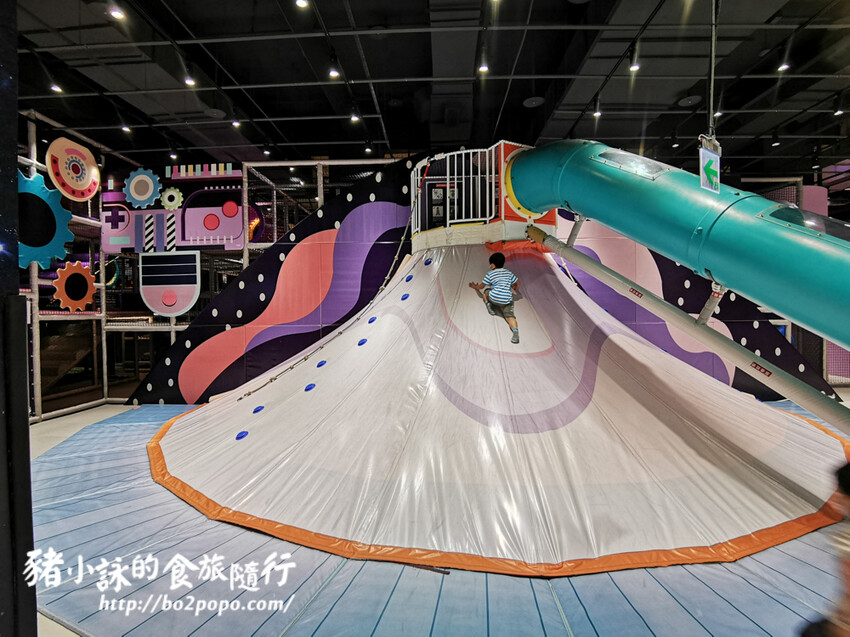 高雄。前鎮》建築樂園 – 高雄夢時代館(銀河時代)