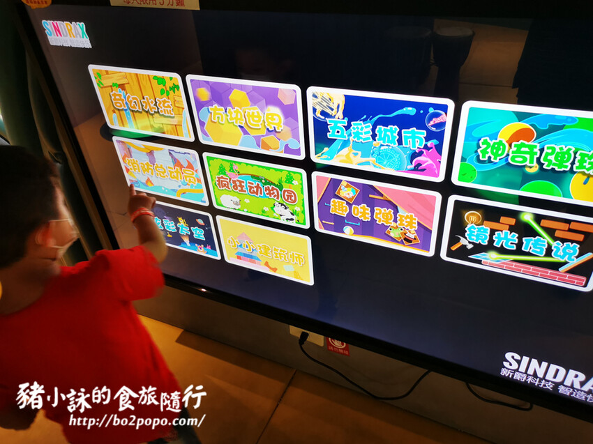 高雄。前鎮》建築樂園 – 高雄夢時代館(銀河時代)