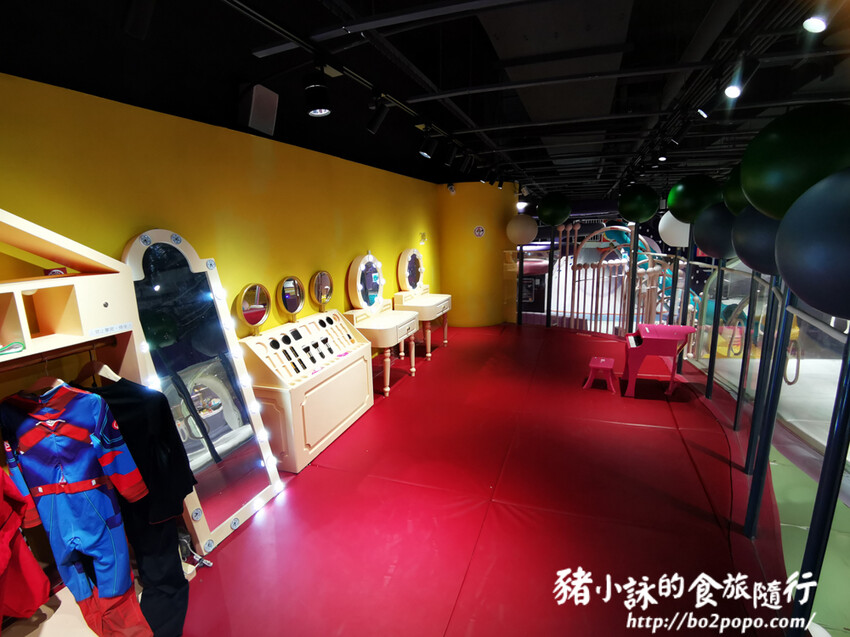 高雄。前鎮》建築樂園 – 高雄夢時代館(銀河時代)