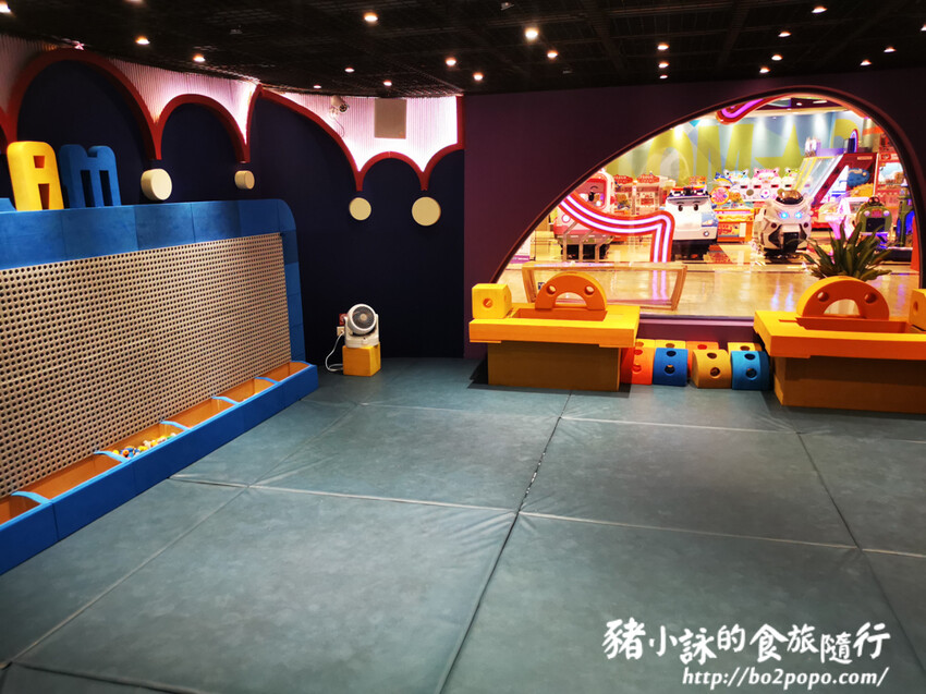 高雄。前鎮》建築樂園 – 高雄夢時代館(銀河時代)