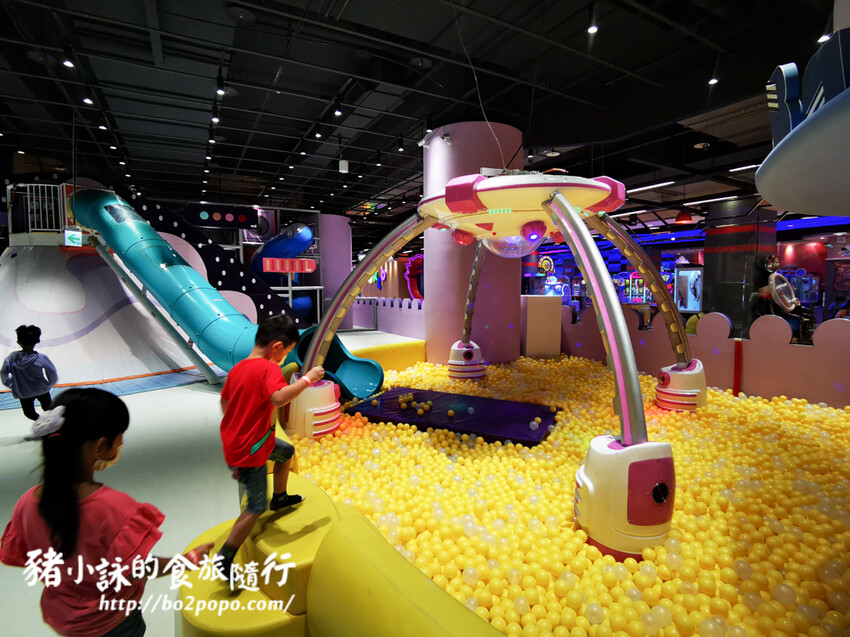 高雄。前鎮》建築樂園 – 高雄夢時代館(銀河時代)