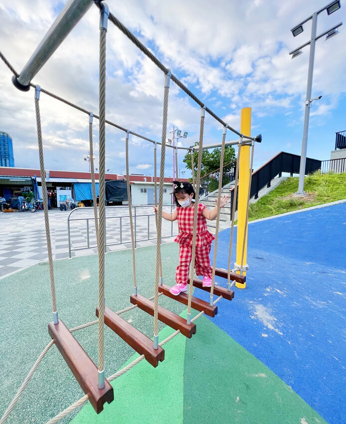 花蓮|東大門綠地共融公園 隱身於夜市超好玩公園