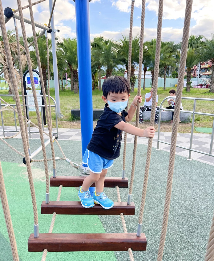 花蓮|東大門綠地共融公園 隱身於夜市超好玩公園