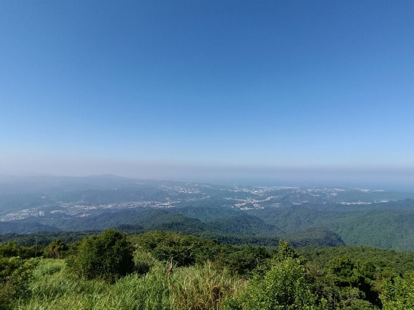 【基隆】姜子寮步道。小百岳no.11。山頂360度環景超美的+義美石頭火鍋