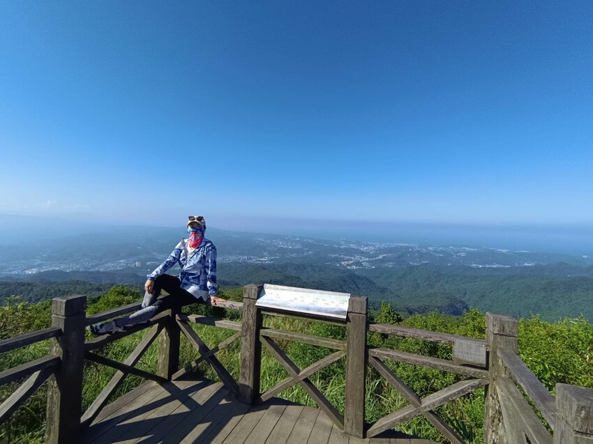 【基隆】姜子寮步道。小百岳no.11。山頂360度環景超美的+義美石頭火鍋