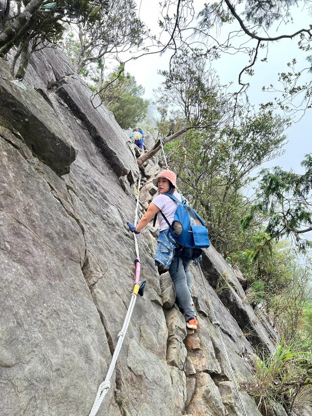 【台中】鳶嘴山+捎來步道。貓咪巴蕊初登鳶嘴山。標高2180中級山。懼高者體驗心得分享