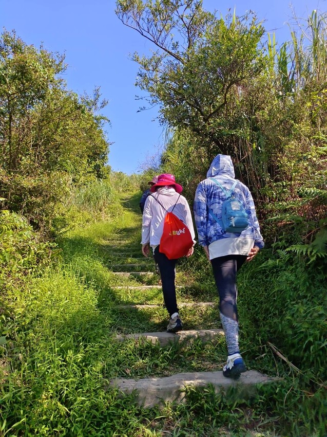 【基隆】姜子寮步道。小百岳no.11。山頂360度環景超美的+義美石頭火鍋