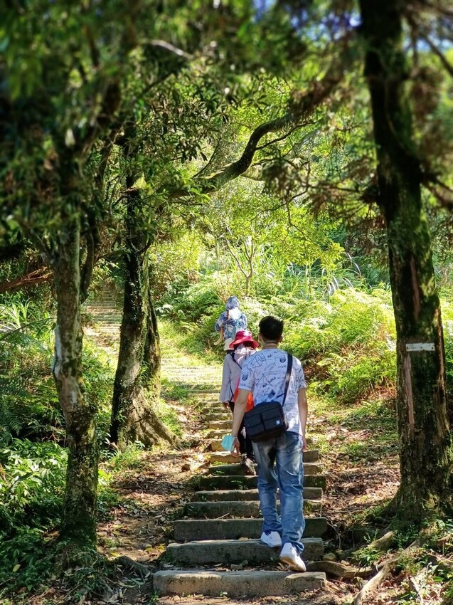 【基隆】姜子寮步道。小百岳no.11。山頂360度環景超美的+義美石頭火鍋