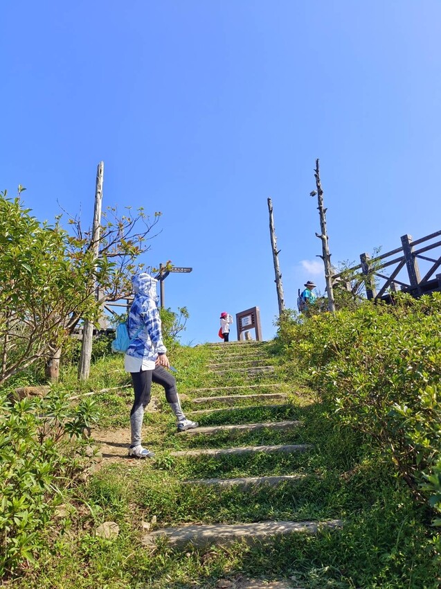 【基隆】姜子寮步道。小百岳no.11。山頂360度環景超美的+義美石頭火鍋