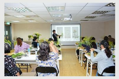 「萬家歡建設」攜手旗下「皇家時尚學苑」打造居家生活美學的「插花術」