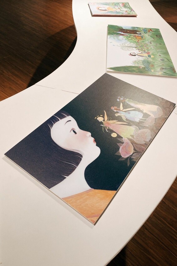 [台中展覽] 此時彼刻-國際插畫暨文資插畫展｜超夢幻花花隧道｜即日起～10/30止｜透過藝術 展現出生命中重要的時刻！ - 萍姐愛分享