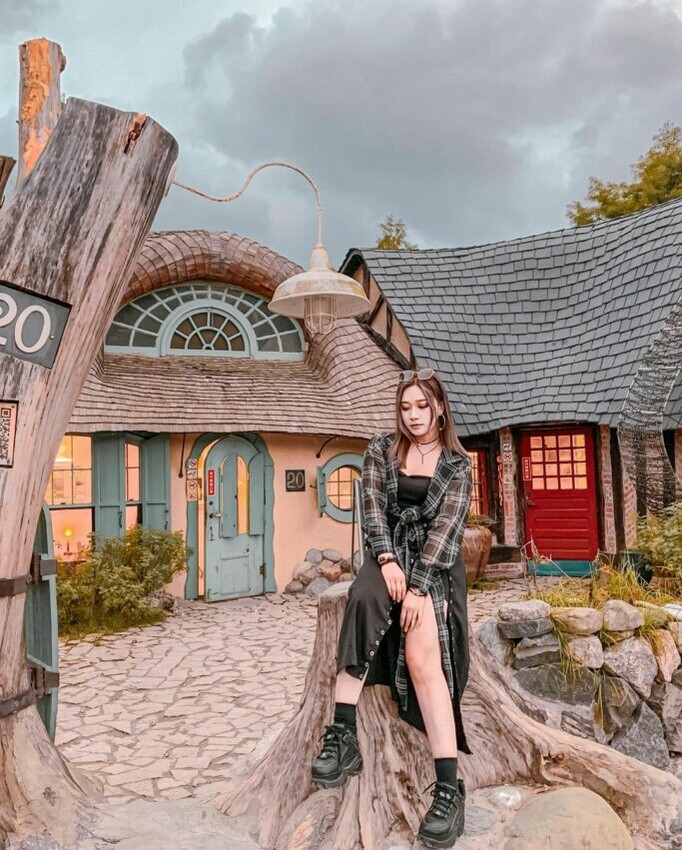 花蓮景觀餐廳|Mr. Sam 山姆先生咖啡館|充滿童話故事風格建築的山姆先生咖啡館,超有特色的建築立刻吸引大家目光,魔戒中的夏爾村小屋、霍爾的移動城堡全部都在這裡!不僅如此,後庭院還有一片絕美的落羽松祕境