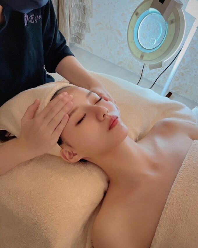 台中按摩推薦｜Espa 伊薔沅頂級概念旗艦館，每位人員都一定要經過考核，按摩功力不用擔心，店裡提供從臉部保養、體態雕塑、舒壓按摩到美甲、耳燭等的全方位課程，針對東方女性的肌膚和身體狀態做維護保養。