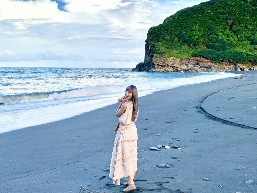 花蓮景觀餐廳|牛山呼庭|以漂流木藝術為主題的特色民宿牛山呼庭,園區中隨處可見大大小小的木雕裝置藝術,牛山呼庭旁有一整片的沙灘,這裡原本是秘境沙灘,因為一年四季都會換上不同的樣貌所以被稱為換膚海灘,搭配上藍天白雲相當唯美, 海天一色搭配上漂流木怎麼拍都美!