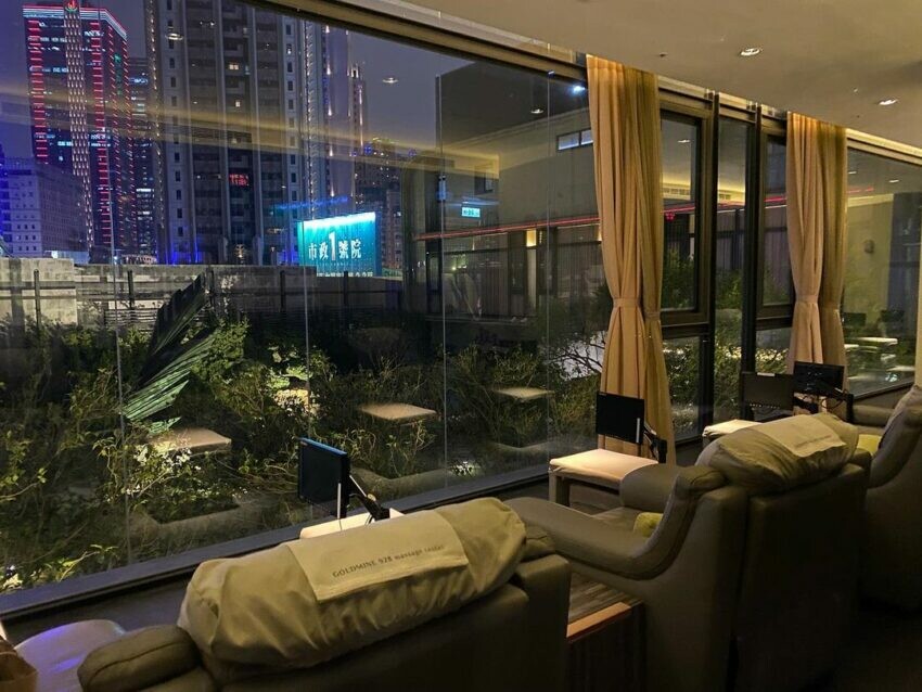 台中按摩推薦｜金礦928頂級足體舒壓會館，館內除了一流的硬體設備，還有精通英日語的專業服務人員，並結合了多名藝術家作品，將畫作和藝術品擺放在館內的各個角落，打造出有如美術館般的藝文空間。