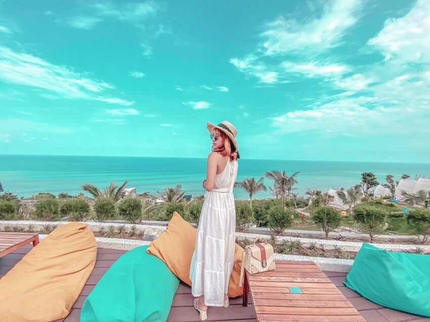 花蓮景點推薦|花蓮一日遊|花蓮壽豐.海崖谷 HAYAKU Glamping|海崖谷 HAYAKU,是在地花蓮人建造的秘密基地,位於東海岸與中央山脈的平行處,日文中的Hayaku意味著早點、快一點,意旨「快帶著家人朋友來到後山,體驗放鬆自在的露營吧!」 海崖谷位在花蓮遠雄海洋公園旁,園區充滿南洋風,擁有著海景第一排絕佳無敵視野,面對湛藍大海與晴空,歡迎著旅人用最舒服的方式,眺望著花蓮美麗海岸線。