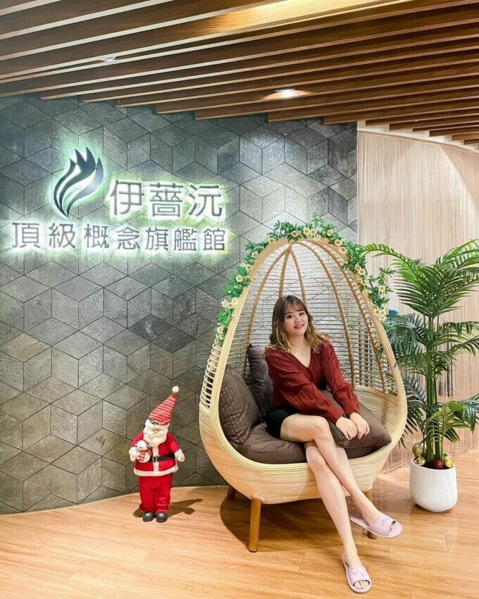 台中按摩推薦｜Espa 伊薔沅頂級概念旗艦館，店裡以木頭和藤編傢俱為主，給人親近大自然的放鬆感，走的是岩里島度假風，採用義大利理療級的精油、岩里島的能量熱石，讓你不用飛出國，也能享受有如峇里島LULU SPA般的皇家SPA。