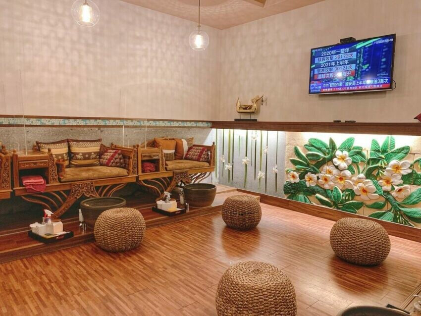 台中按摩推薦｜泰晶殿，有別於中式按摩的穴道和肌肉推拿，泰式按摩著重於關節的彈性，以推、按、拉、揉等手法，加強關節部位的放鬆。