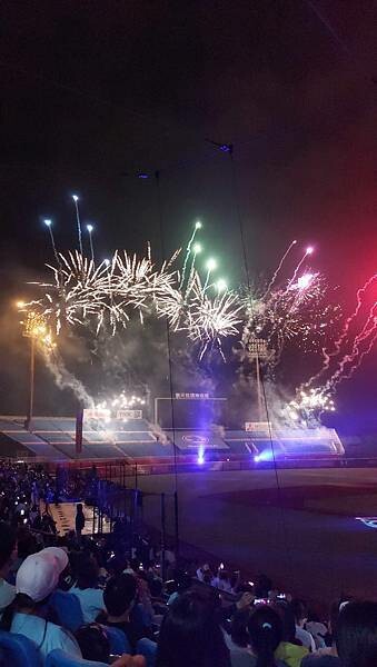 棒球場烤肉初體驗「桃猿快樂炒」看球賽還能一邊烤肉,很有趣的經歷