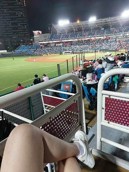 棒球場烤肉初體驗「桃猿快樂炒」看球賽還能一邊烤肉,很有趣的經歷