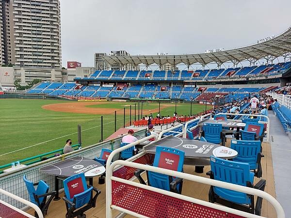 棒球場烤肉初體驗「桃猿快樂炒」看球賽還能一邊烤肉,很有趣的經歷