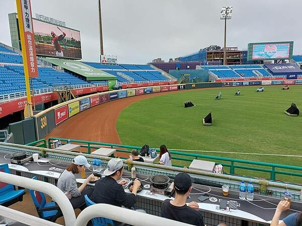 棒球場烤肉初體驗「桃猿快樂炒」看球賽還能一邊烤肉,很有趣的經歷