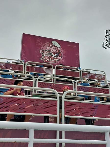 棒球場烤肉初體驗「桃猿快樂炒」看球賽還能一邊烤肉,很有趣的經歷