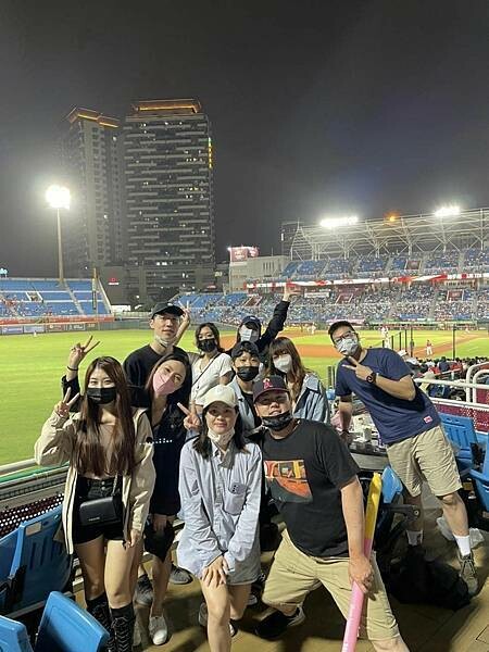 棒球場烤肉初體驗「桃猿快樂炒」看球賽還能一邊烤肉,很有趣的經歷