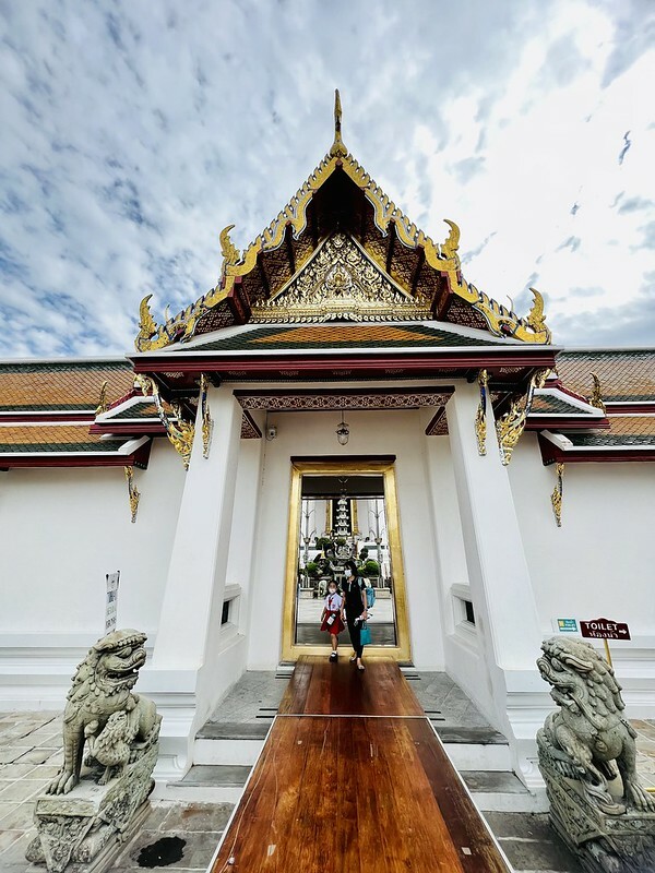 【亞洲，泰國，曼谷】初次見面，請多指教的「紅色大鞦韆」與「蘇泰寺 Wat Sutha tวัดสุทัศนเทพวราราม」。（